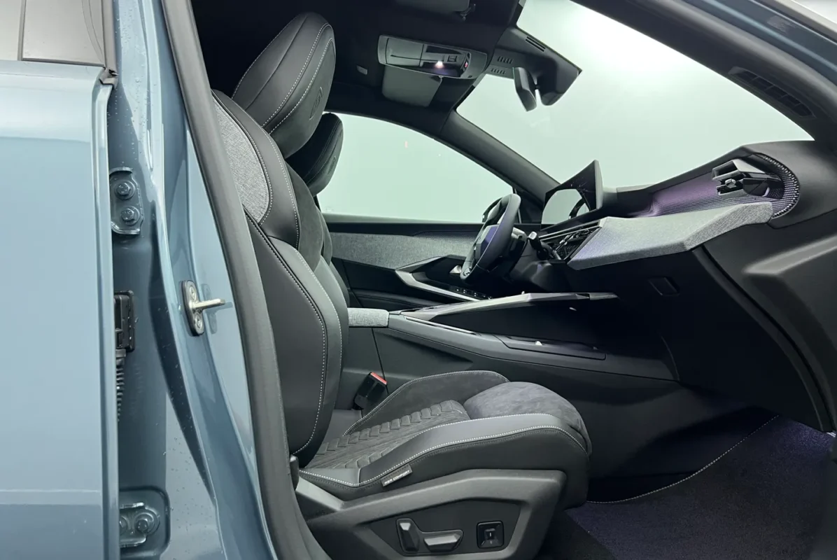PEUGEOT 3008 GT Hybrid 145 e-DCS6 - Image 11