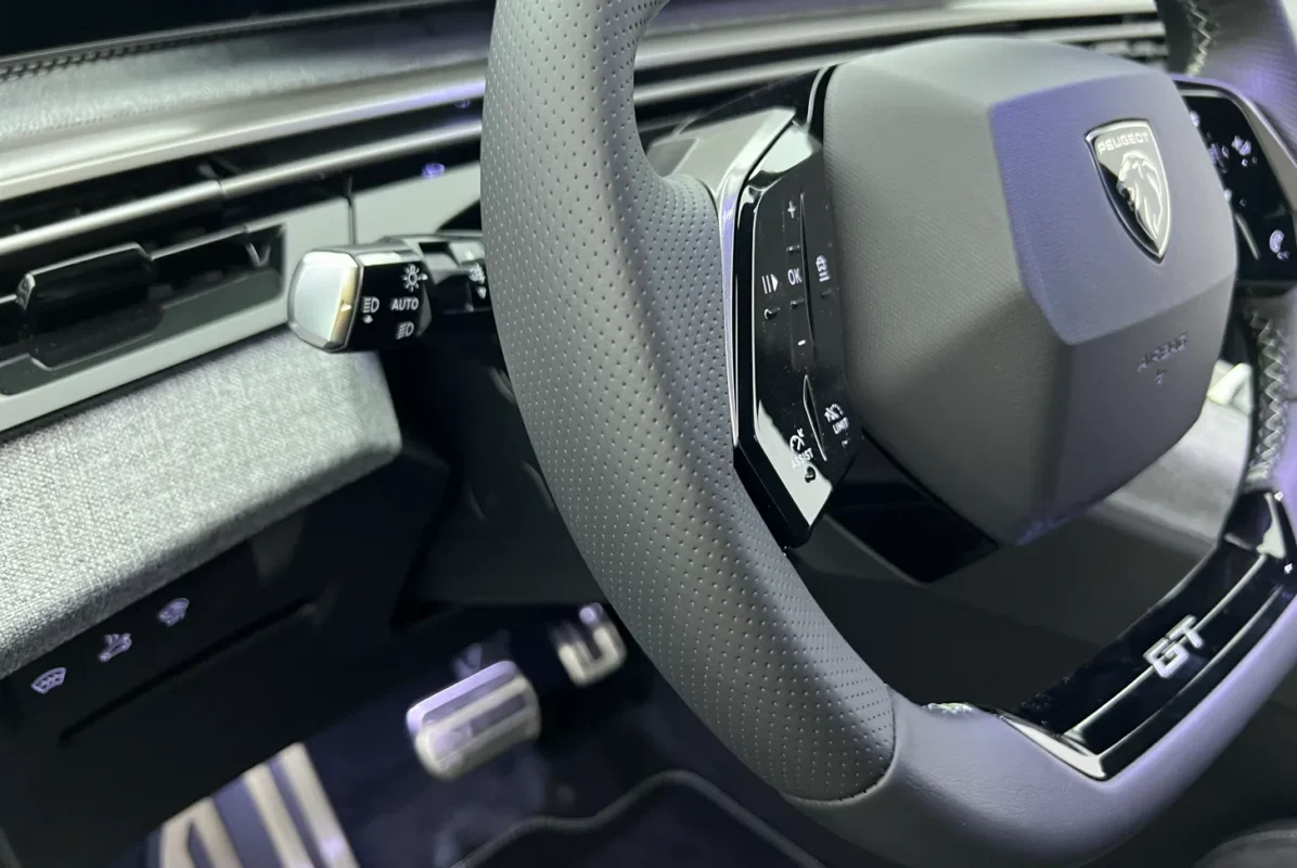 PEUGEOT 3008 GT Hybrid 145 e-DCS6 - Image 8