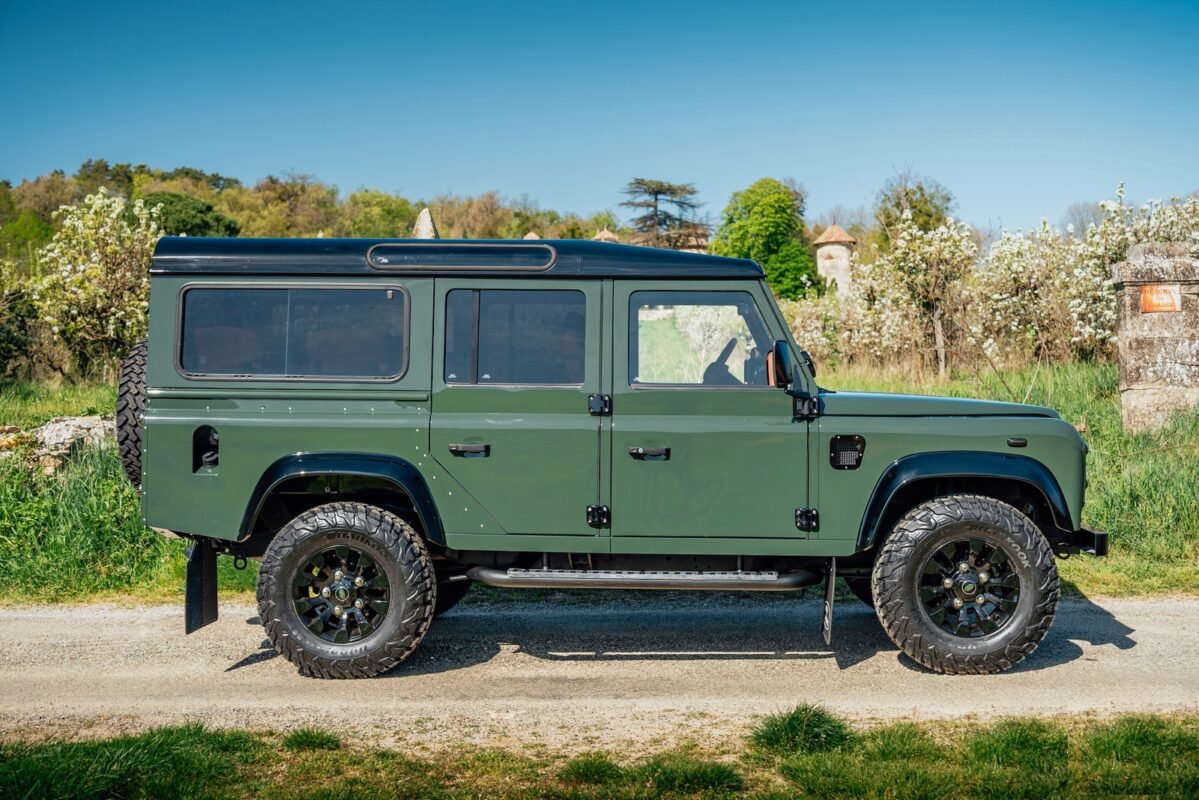 LAND ROVER DEFENDER 110 STATION WAGON TD5 SW 9 PLACES - Image 2