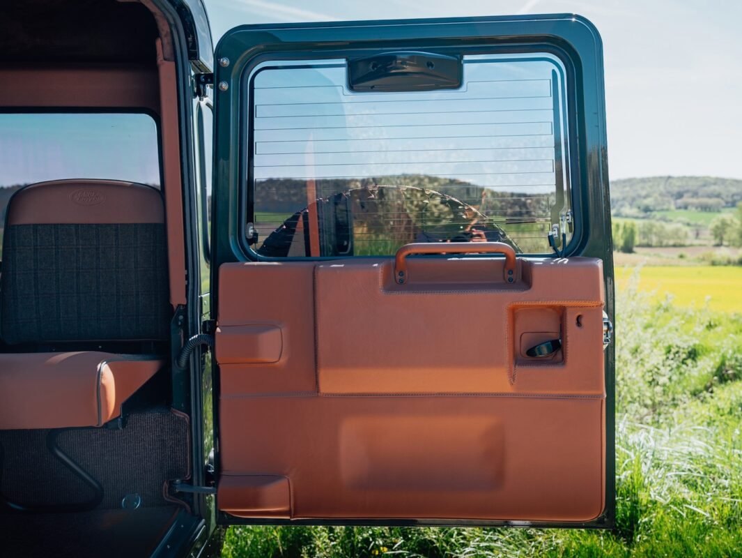LAND ROVER DEFENDER 110 STATION WAGON TD5 SW 9 PLACES - Image 16