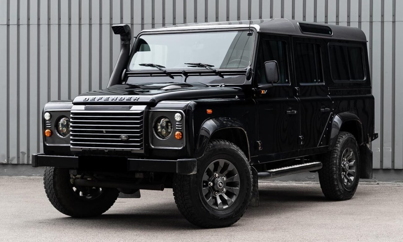 LAND ROVER DEFENDER II 110 PICK UP LXV 2.2 65EME ANNIVERSAIRE - Image 1