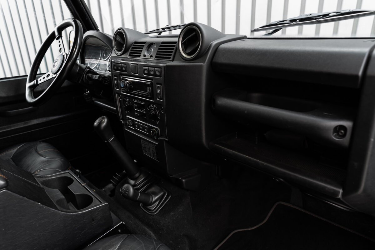 LAND ROVER DEFENDER II 110 PICK UP LXV 2.2 65EME ANNIVERSAIRE - Image 9