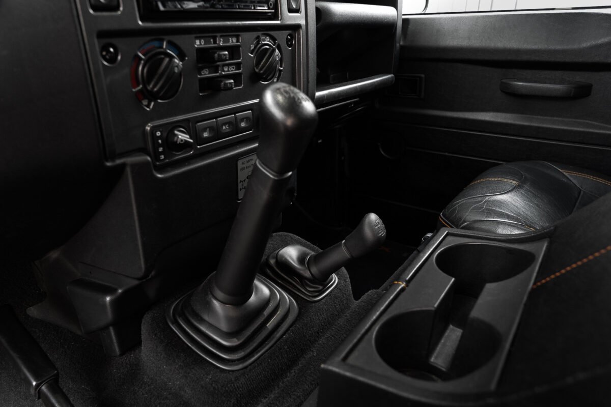 LAND ROVER DEFENDER II 110 PICK UP LXV 2.2 65EME ANNIVERSAIRE - Image 14