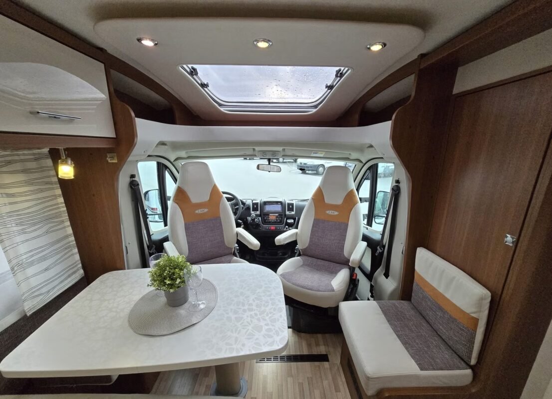 LMC CRUISER T 722 - Image 12
