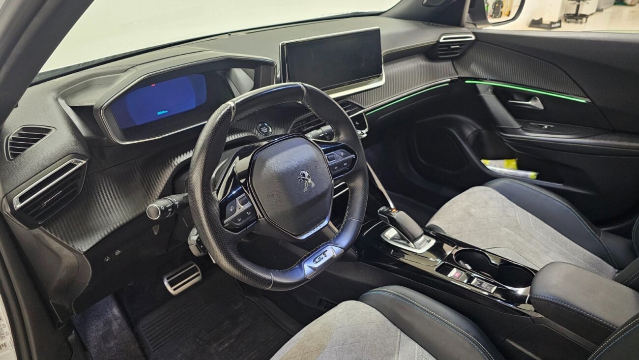 PEUGEOT 2008 II E-2008 136 CH GT LINE - Image 11