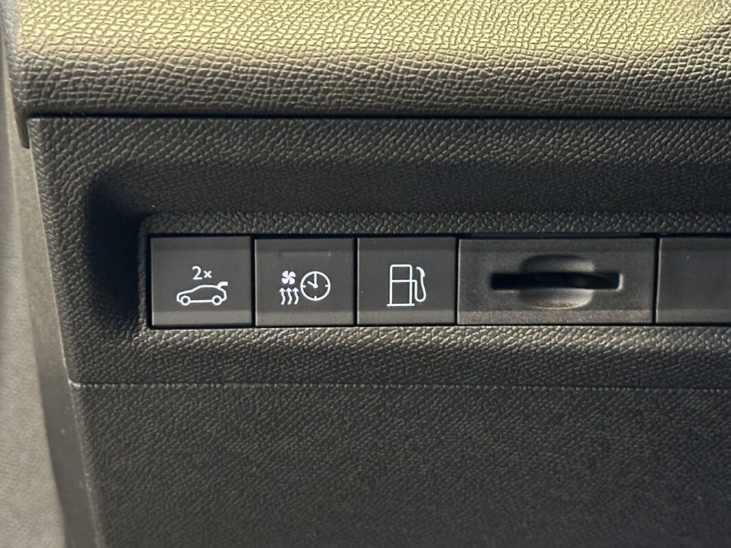 PEUGEOT 408 PLUG-IN HYBRID GT E-EAT8 - Image 12