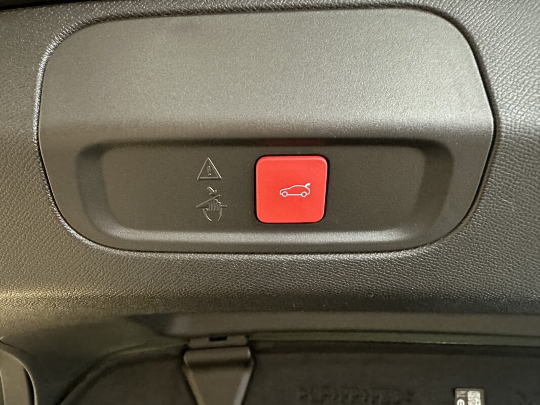 PEUGEOT 408 PLUG-IN HYBRID GT E-EAT8 - Image 16