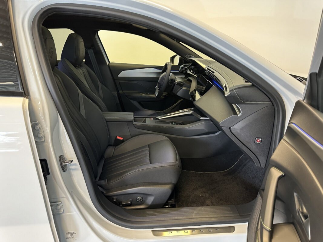 PEUGEOT 408 PLUG-IN HYBRID GT E-EAT8 - Image 17