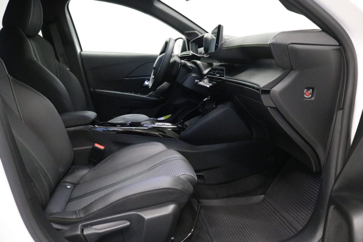 PEUGEOT E-208 136CH GT - Image 13
