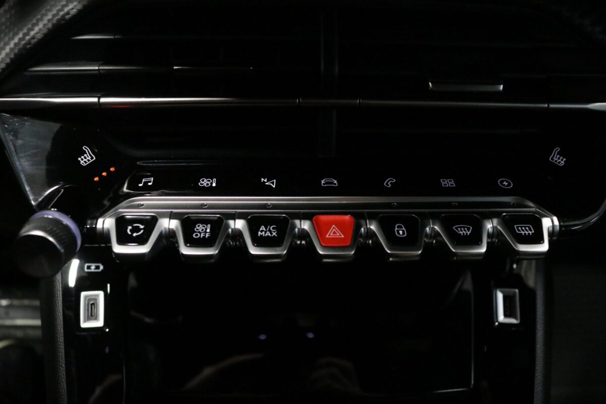 PEUGEOT E-208 136CH GT - Image 17