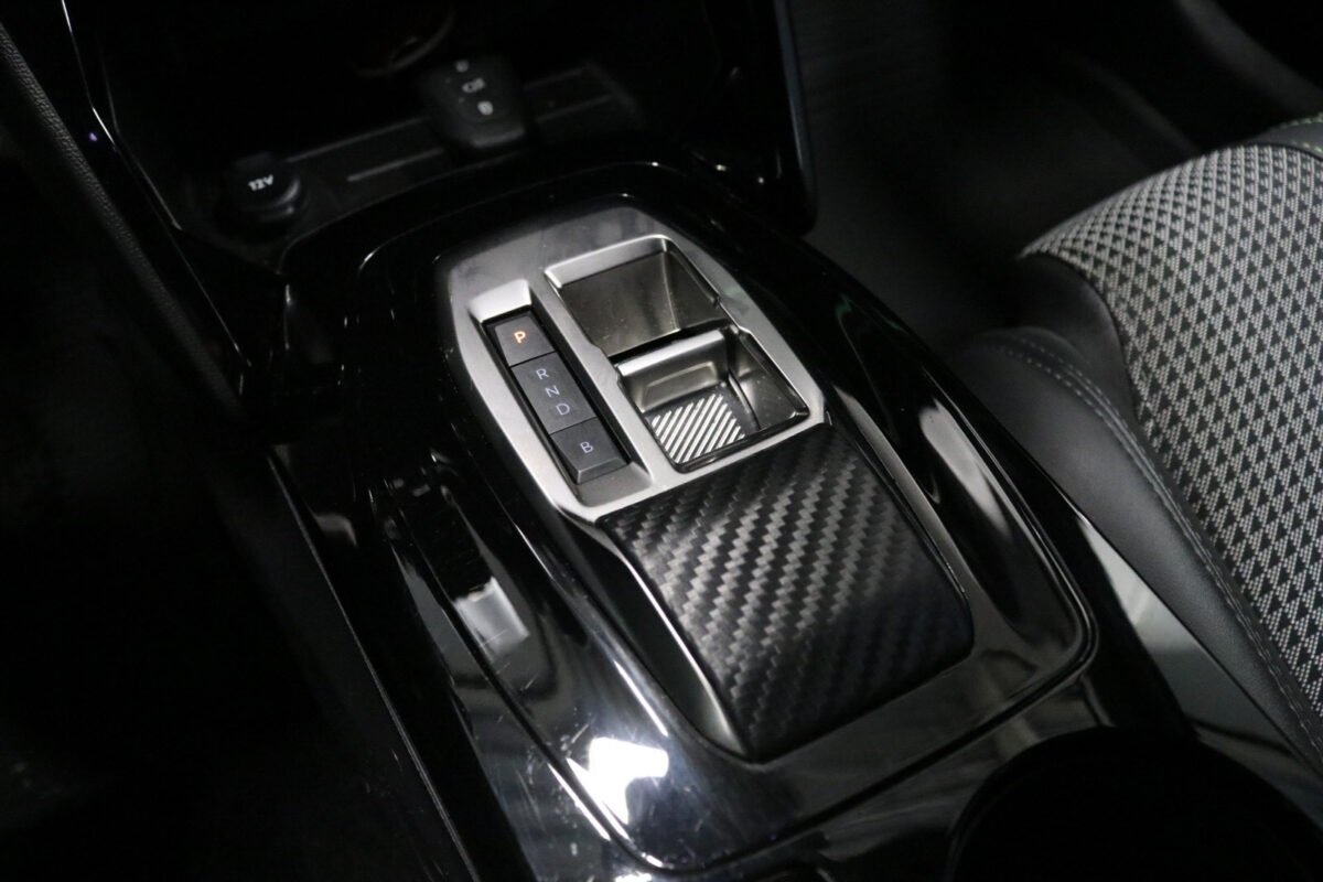 PEUGEOT E-208 136CH GT - Image 20
