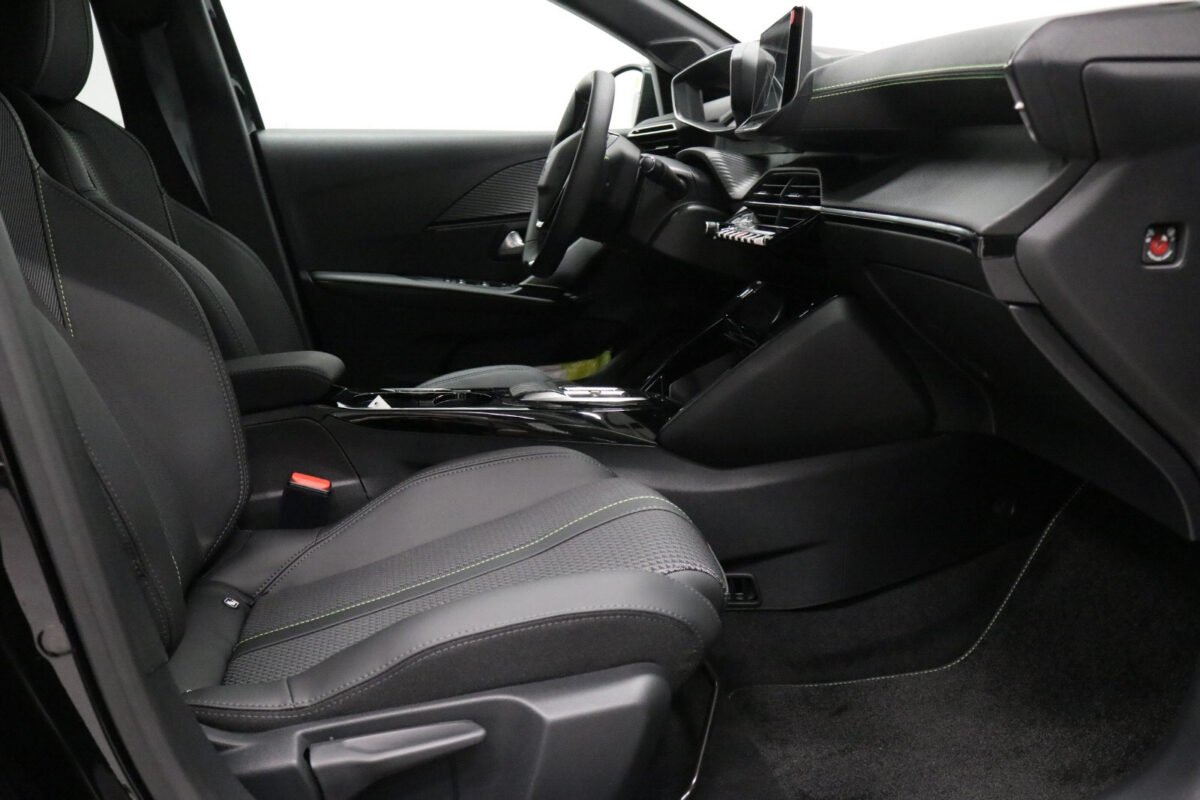 PEUGEOT E-208 136CH GT - Image 11