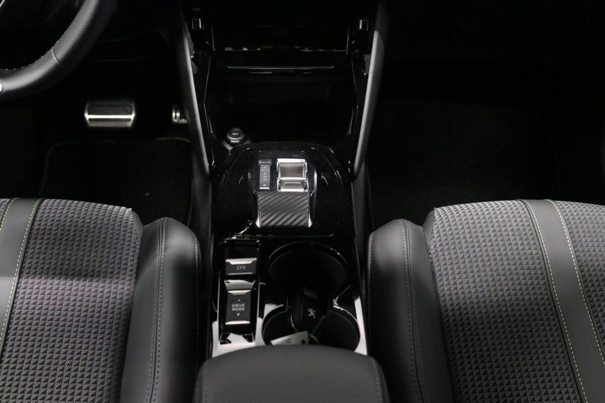 PEUGEOT E-208 136CH GT - Image 18