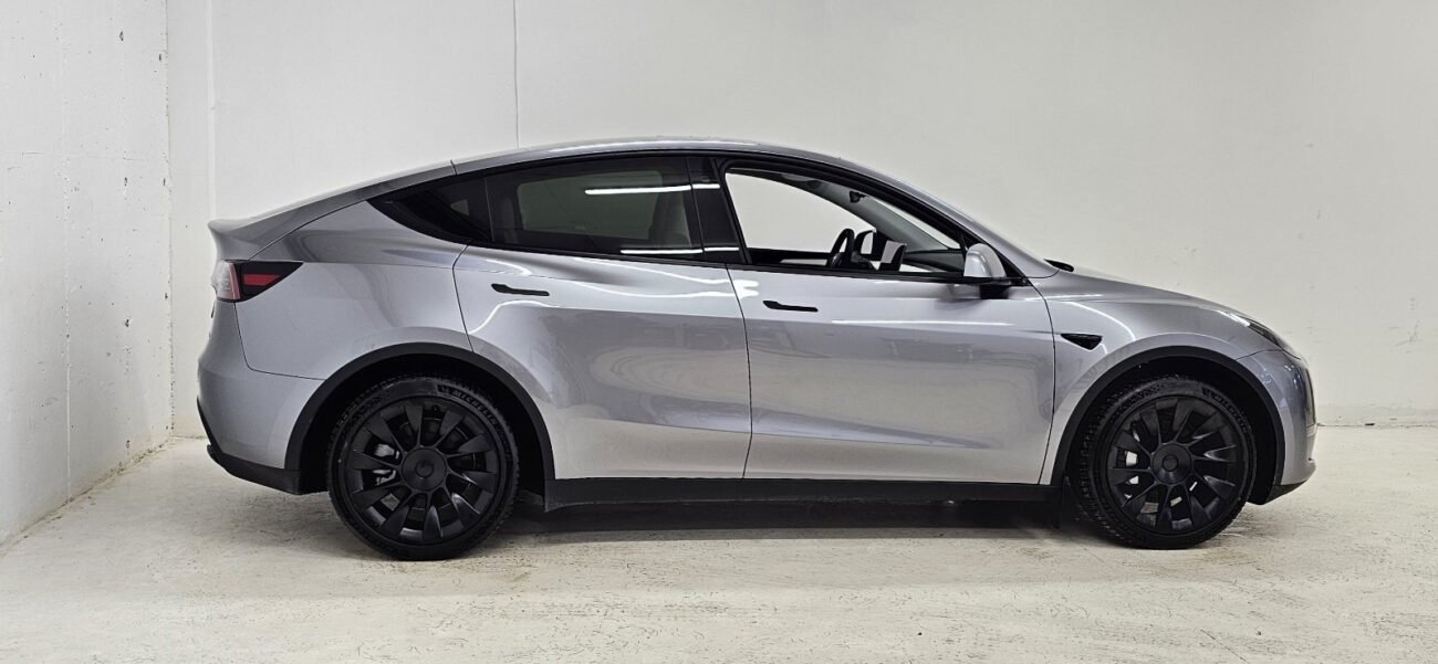 TESLA MODEL Y LONG RANGE QUICKSILVER 2023 - Image 4