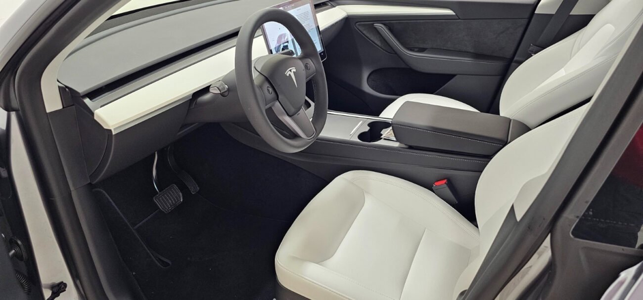 TESLA MODEL Y LONG RANGE QUICKSILVER 2023 - Image 9