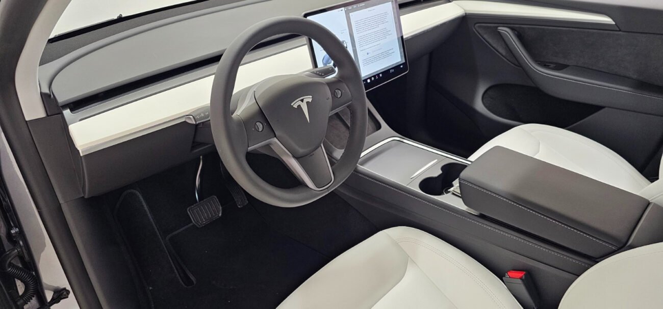 TESLA MODEL Y LONG RANGE QUICKSILVER 2023 - Image 12