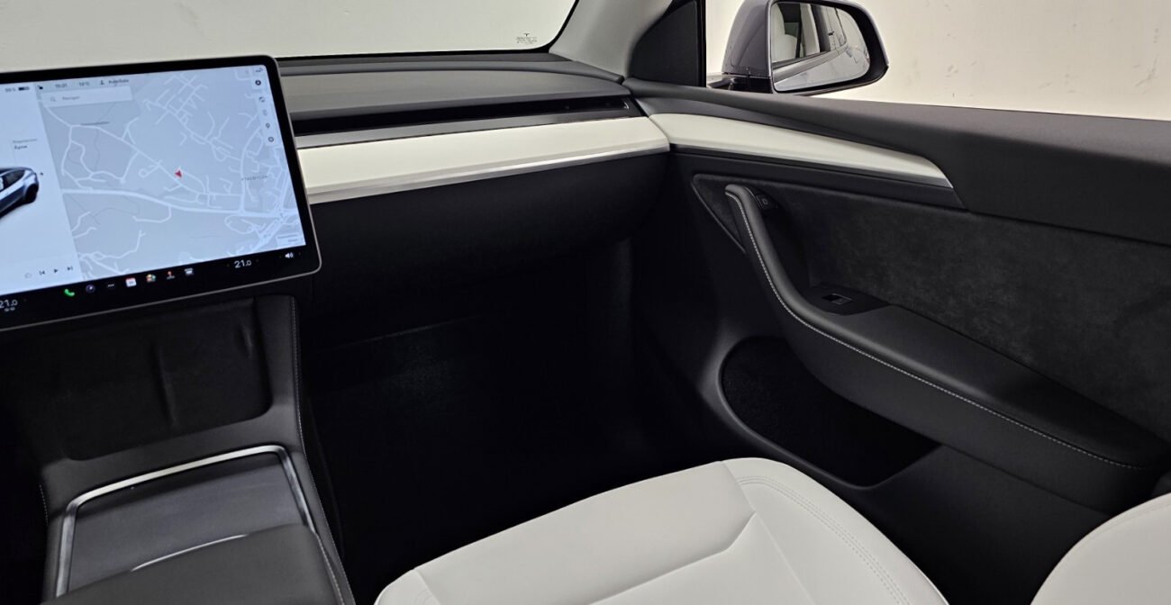TESLA MODEL Y LONG RANGE QUICKSILVER 2023 - Image 15