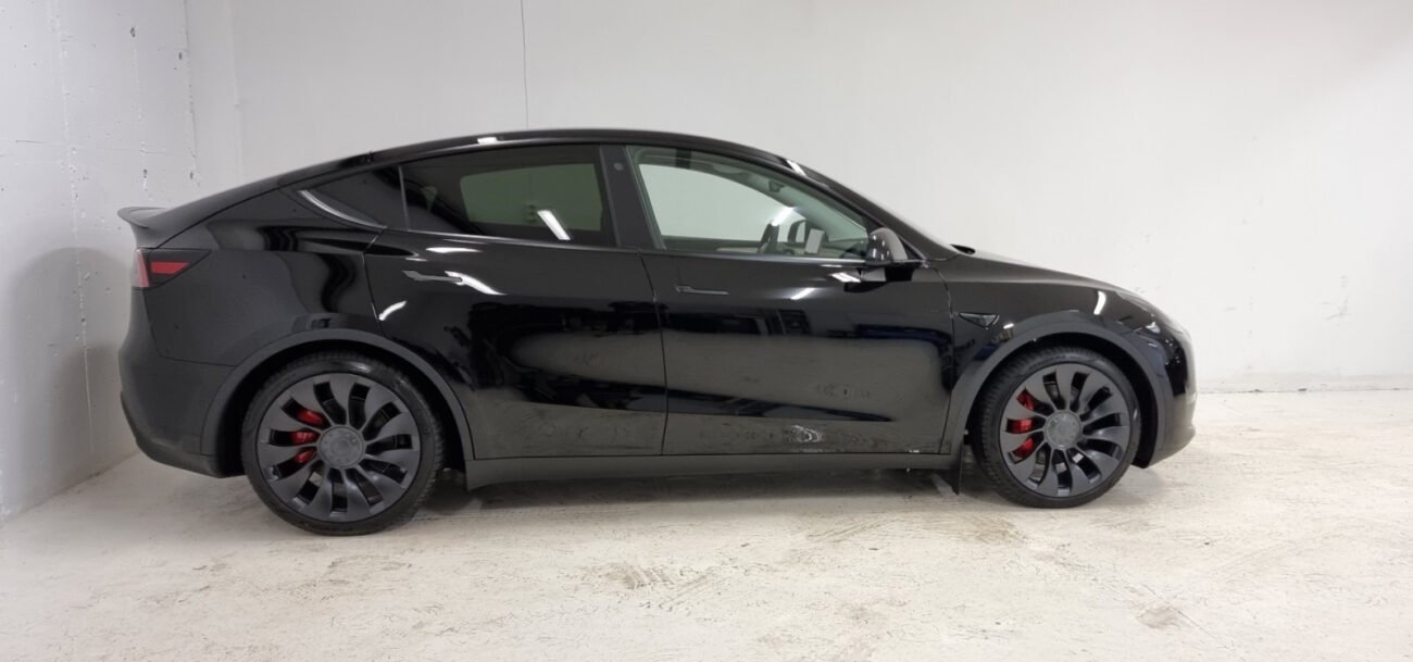 TESLA MODEL Y PERFORMANCE - Image 3
