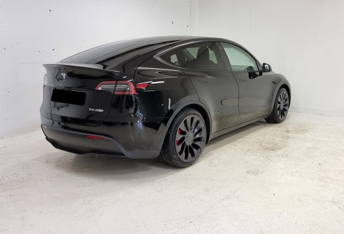 TESLA MODEL Y PERFORMANCE - Image 4