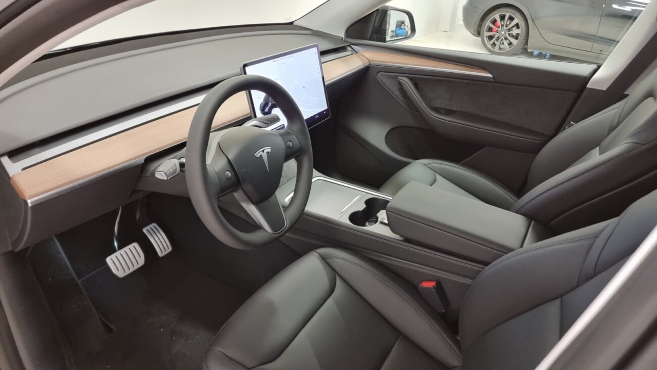 TESLA MODEL Y PERFORMANCE - Image 12
