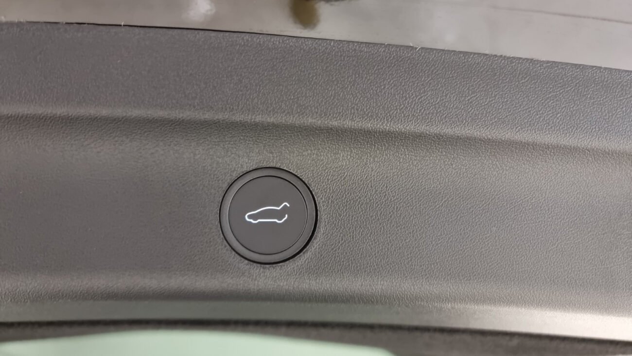 TESLA MODEL Y PERFORMANCE - Image 17