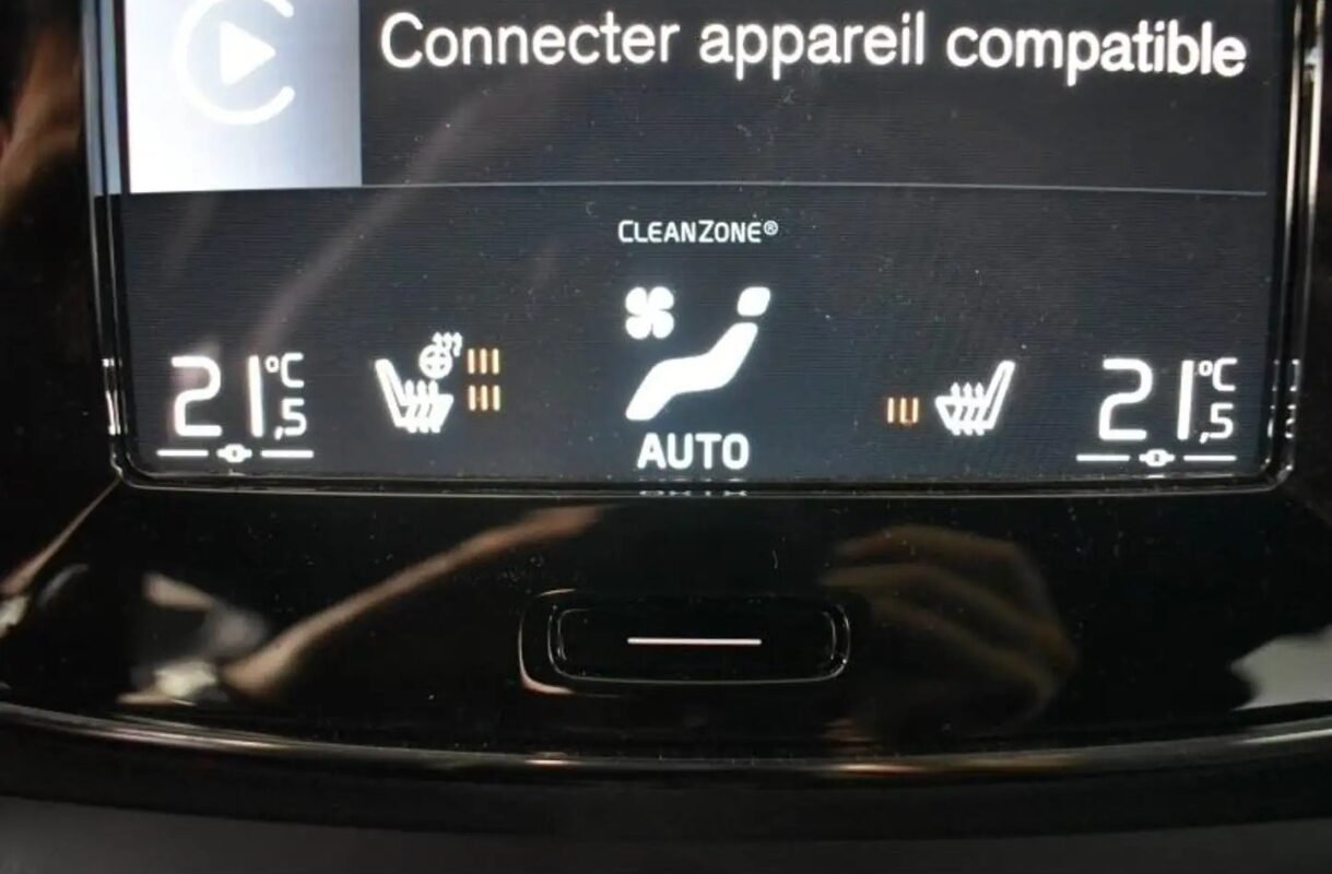 VOLVO XC40 T4 RECHARGE PLUS DCT7 - Image 2