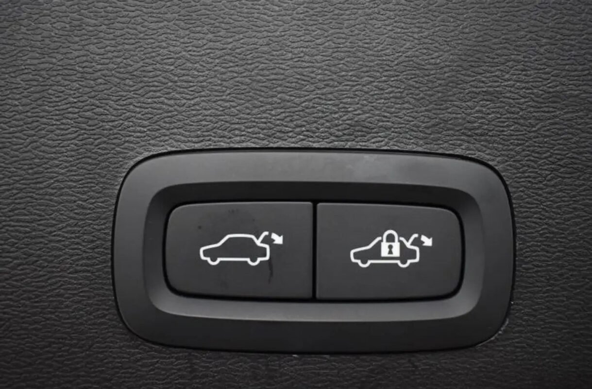 VOLVO XC40 T4 RECHARGE PLUS DCT7 - Image 8